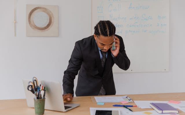 Un collaborateur au téléphone dans son bureau