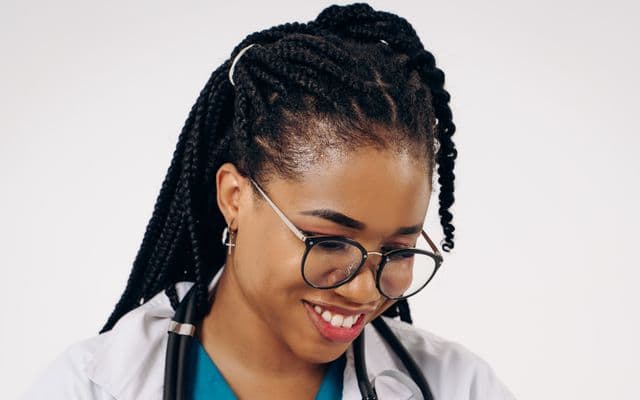 Une professionnelle de santé consulte un dossier